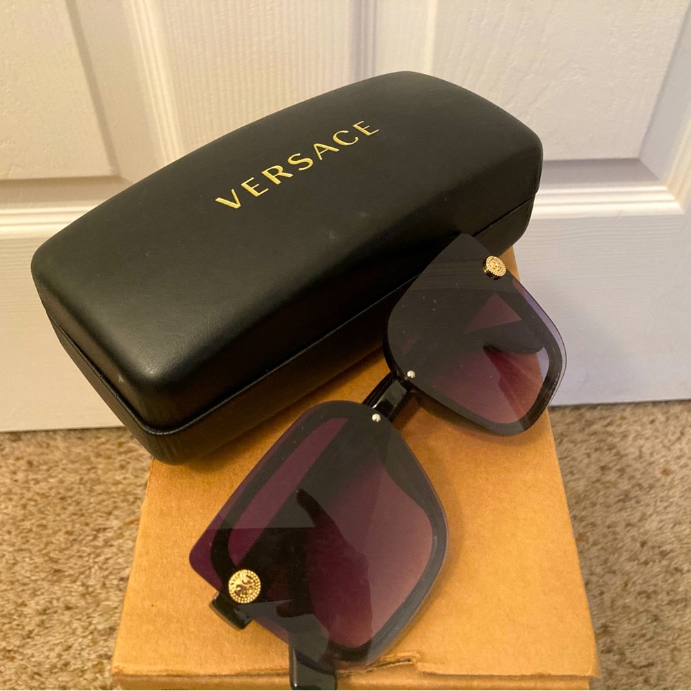 All black Versace SunGlasses for only $130 with case👌🏾🔥